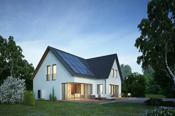 Modernes Haus mit Solaranlage auf dem Dach. Die Dachsanierung mit PV-Pflicht ist eine zukunftsorientierte Entscheidung für nachhaltige Energie.