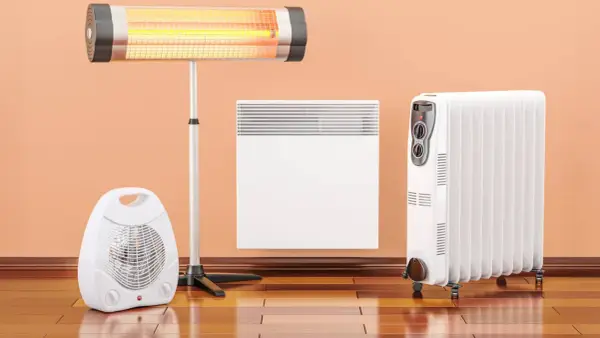 Drei Heizgeräte: ein Heizstrahler, ein Heizkörper und ein Lüfter. Effiziente Elektroheizung für Ihr Zuhause.